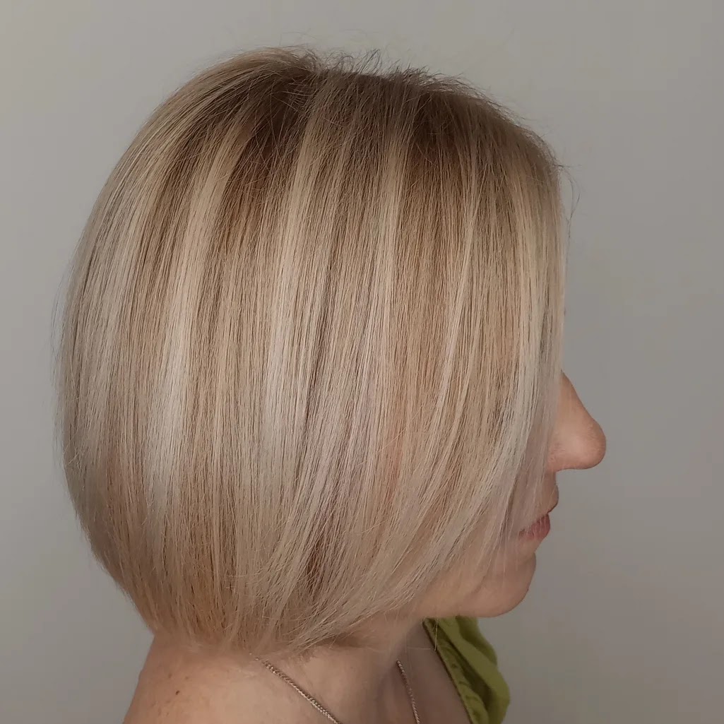 Blonde bob, van opzij gefotografeerd