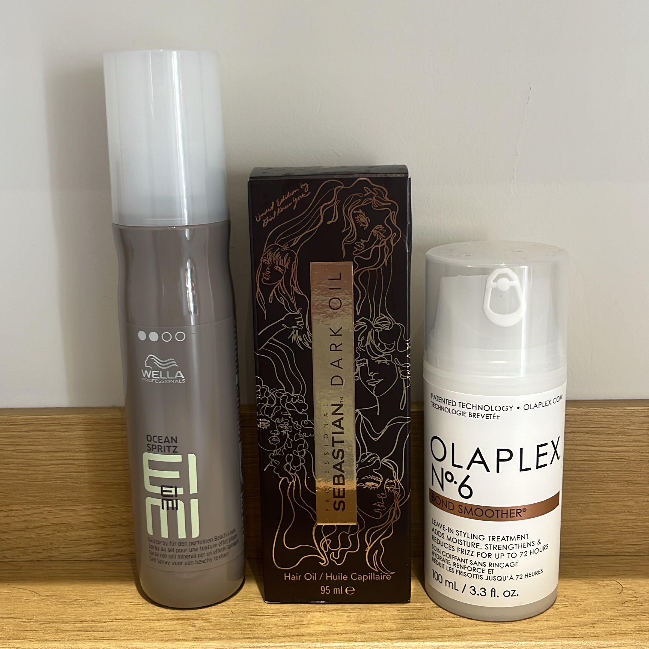 De productplank: Wella EIMI Ocean Spritz, Sebastian Dark Oil en Olaplex No.6